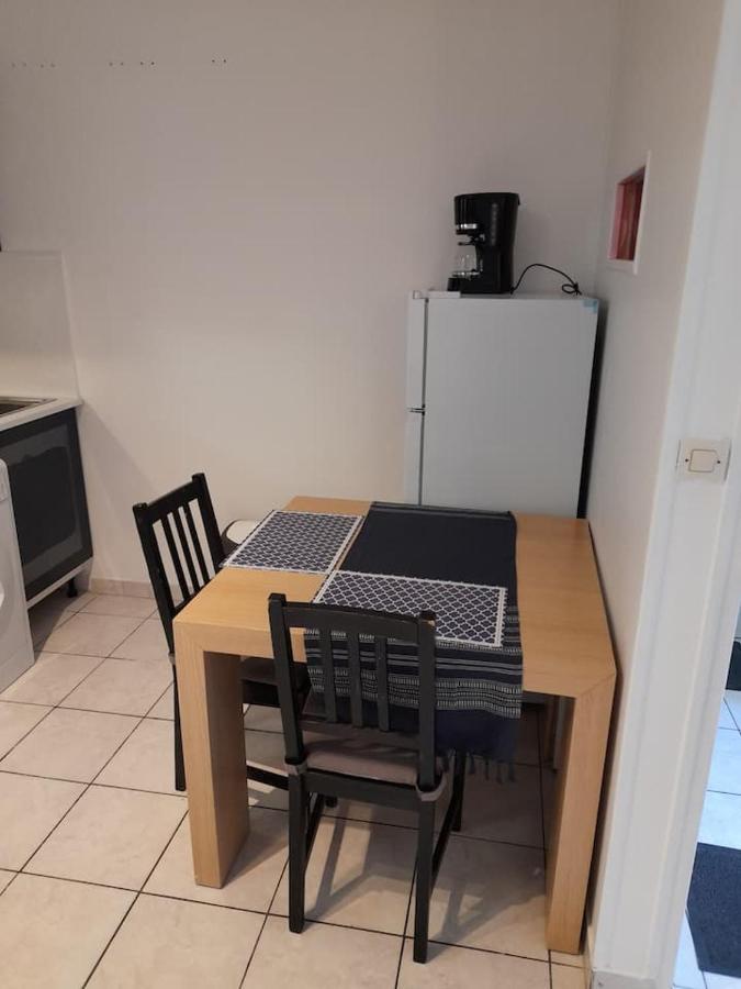 STUDIO ROUGE à 5 minutes de la Cathédrale et Néoma Reims Esterno foto