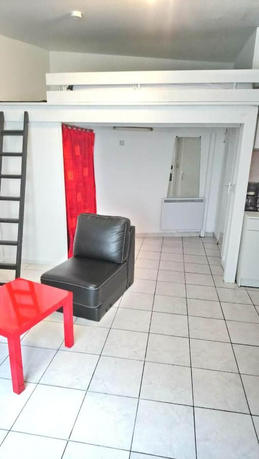 STUDIO ROUGE à 5 minutes de la Cathédrale et Néoma Reims Esterno foto